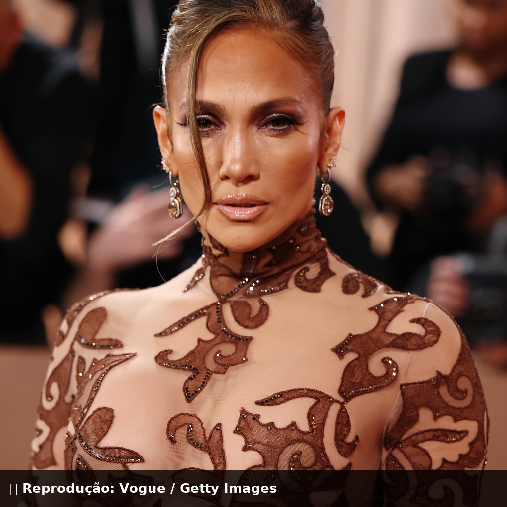 Jennifer Lopez surge sem maquiagem aos 56 e divide a web: filtro ou pele real?