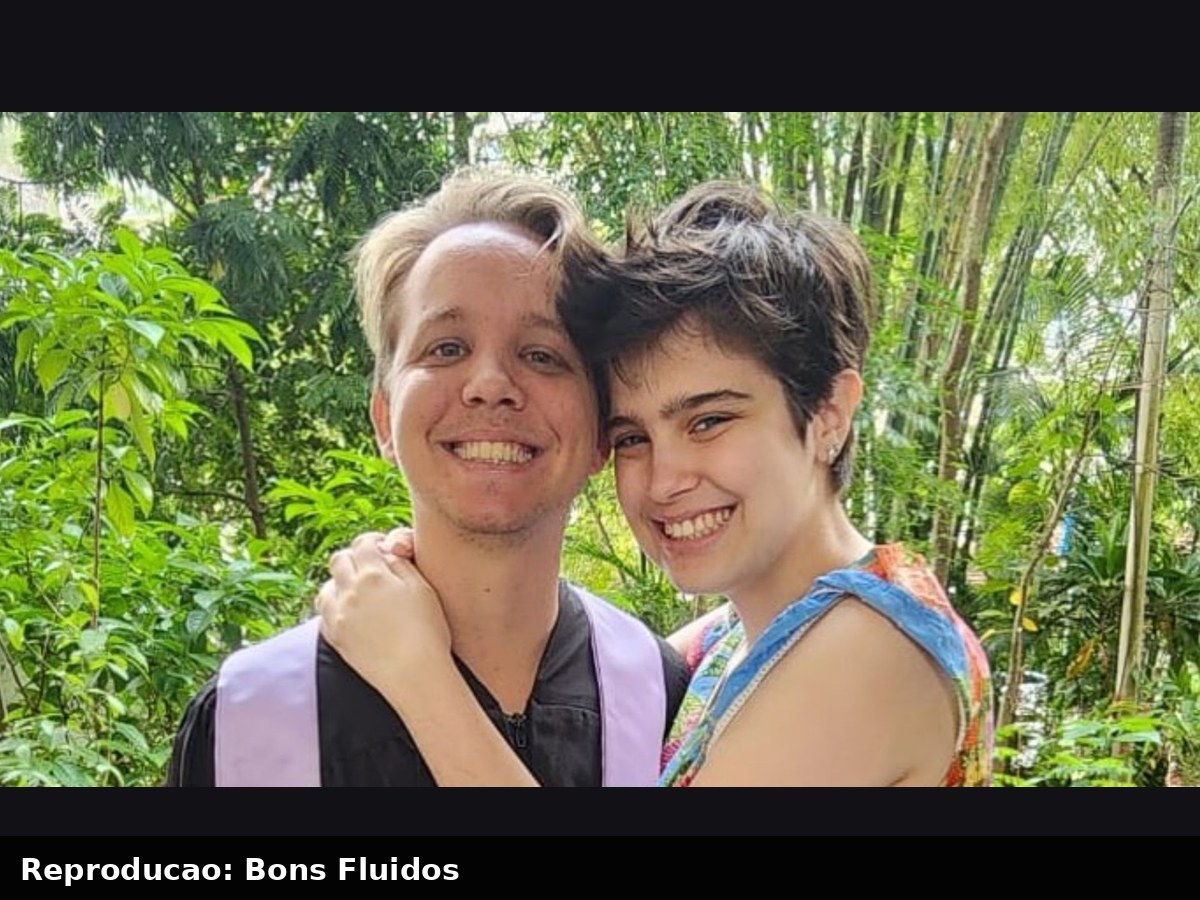 Valentina Schmidt, filha de Tadeu Schmidt, fica noiva aos 24 anos