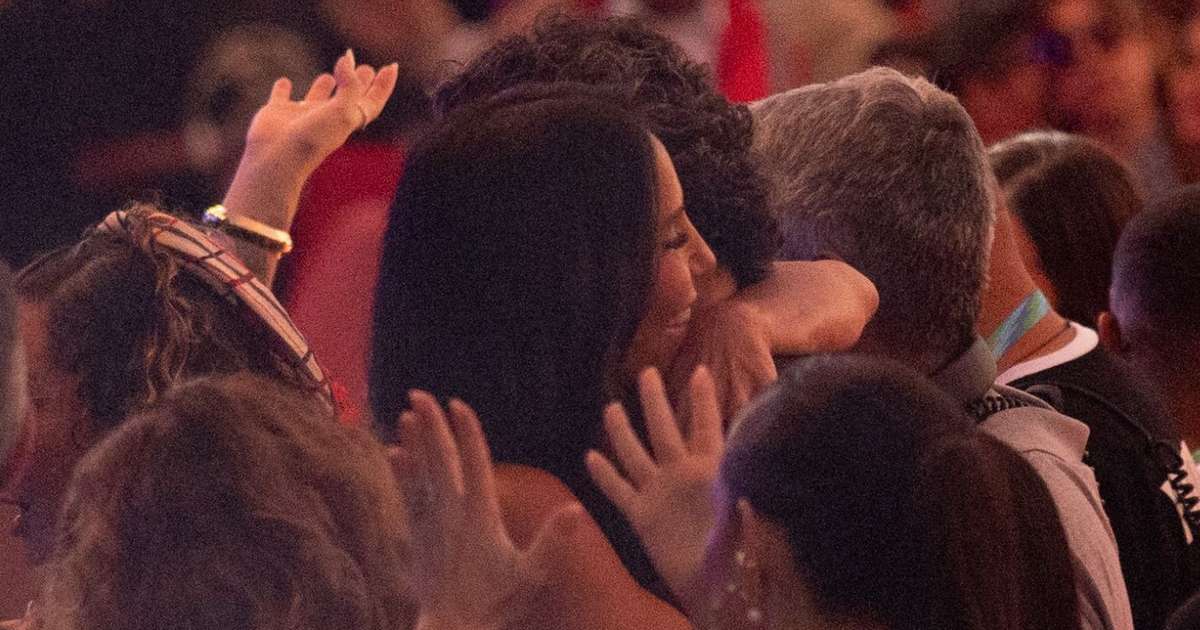 Ivete Sangalo é flagrada aos beijos com novo namorado após separação
