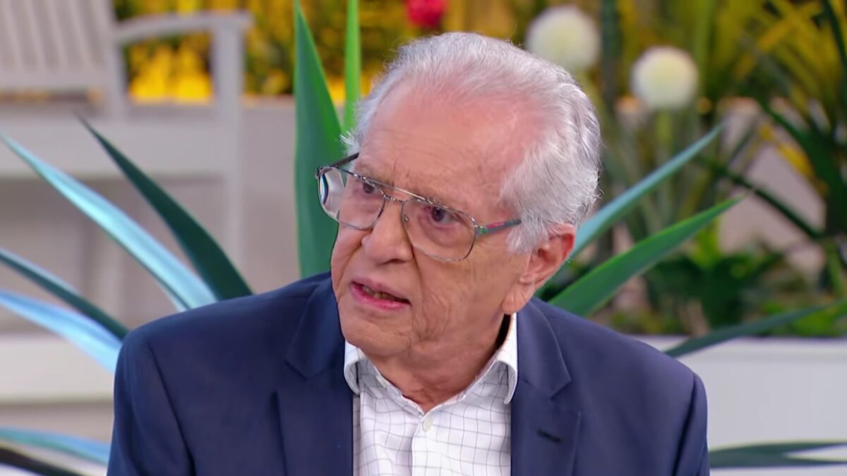 Carlos Alberto de Nóbrega chora e rebate ex-esposa sobre divórcio