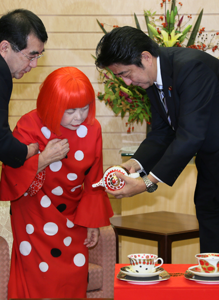 Yayoi Kusama em foto de acervo livre