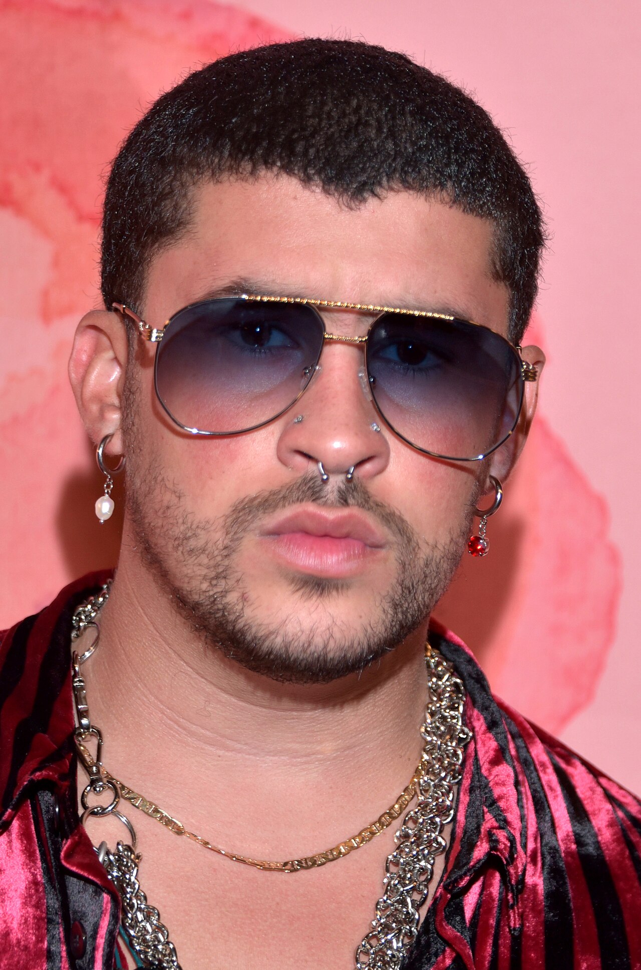 A cadeira monobloco: do churrasco à inspiração de Bad Bunny