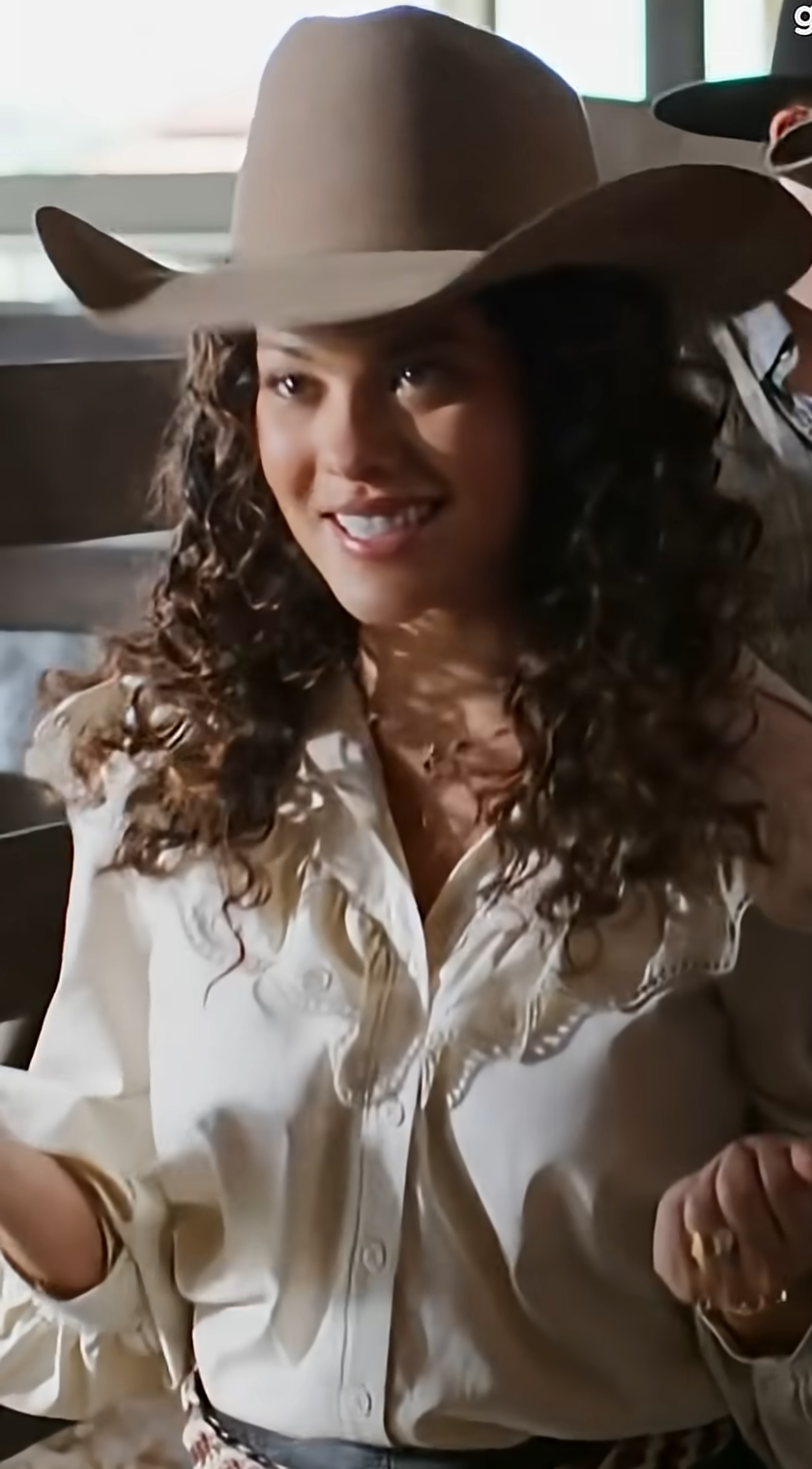 Bella Campos em foto de acervo livre