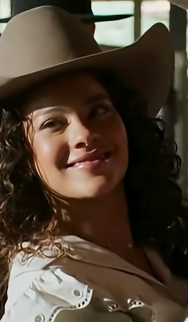 Bella Campos em foto de acervo livre