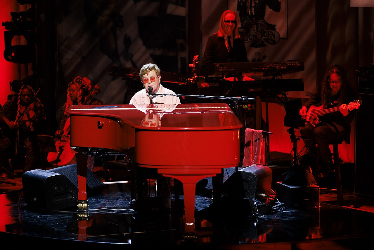 Elton John em foto de acervo livre