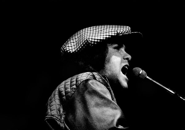 Elton John em foto de acervo livre