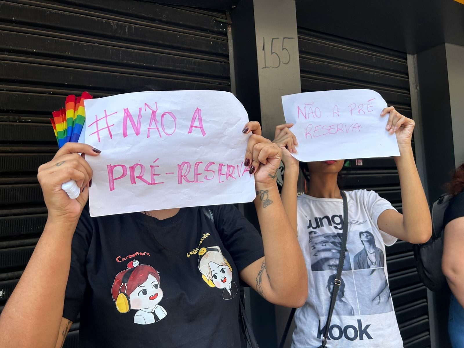 Fãs do BTS protestam em SP contra pré-reserva