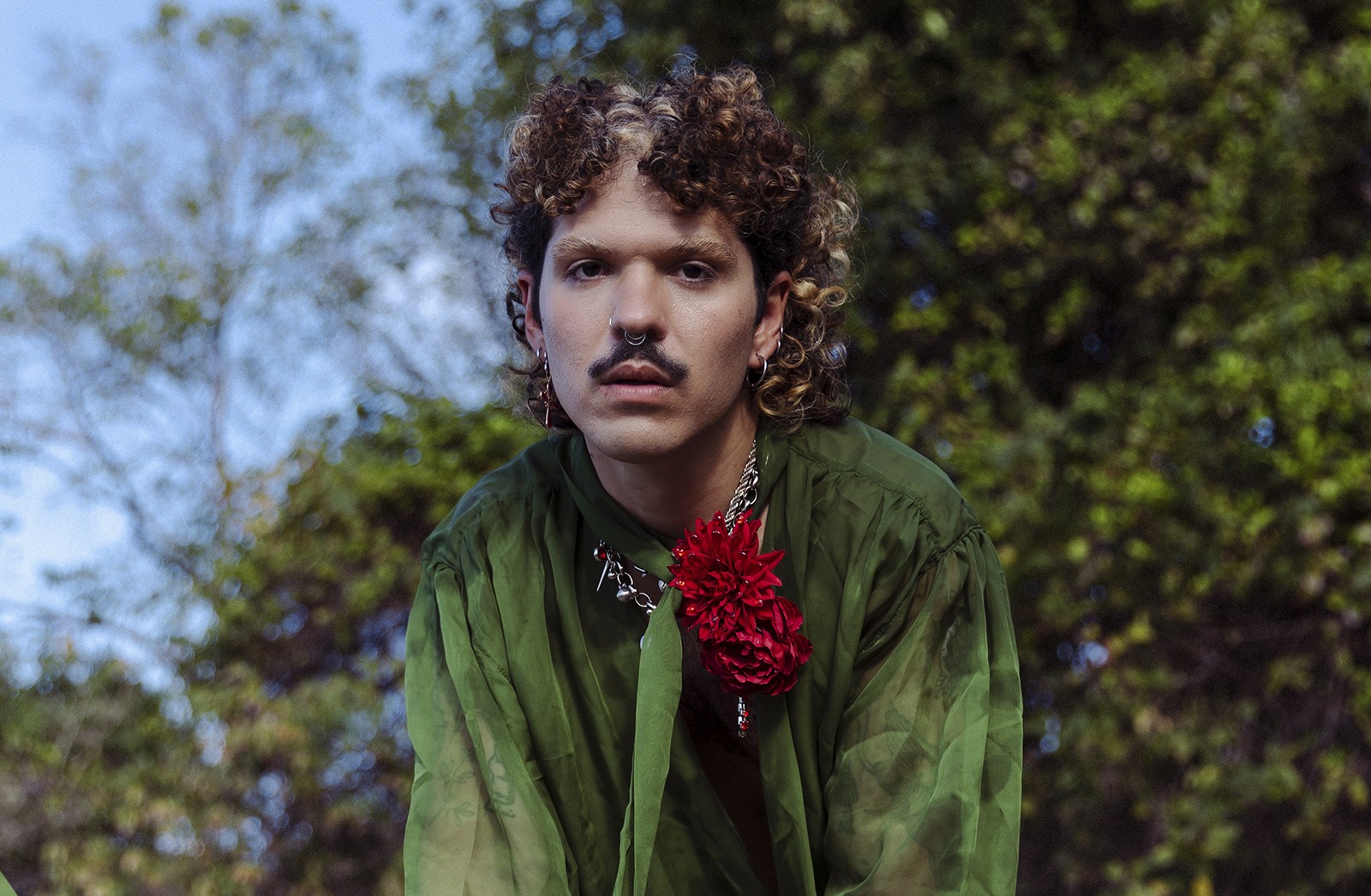 Jáder chega com tudo em Deixa o mundo acabar e mistura funk