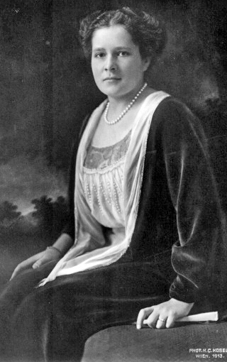 Maria Alice em foto de acervo livre