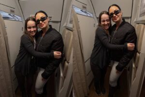 Demi Lovato atrai atenção de comissária em voo pelo Brasil