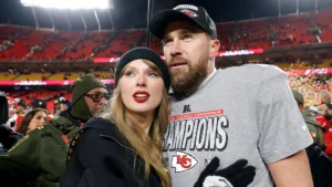 Taylor Swift mostra aliança em jogo de Travis Kelce