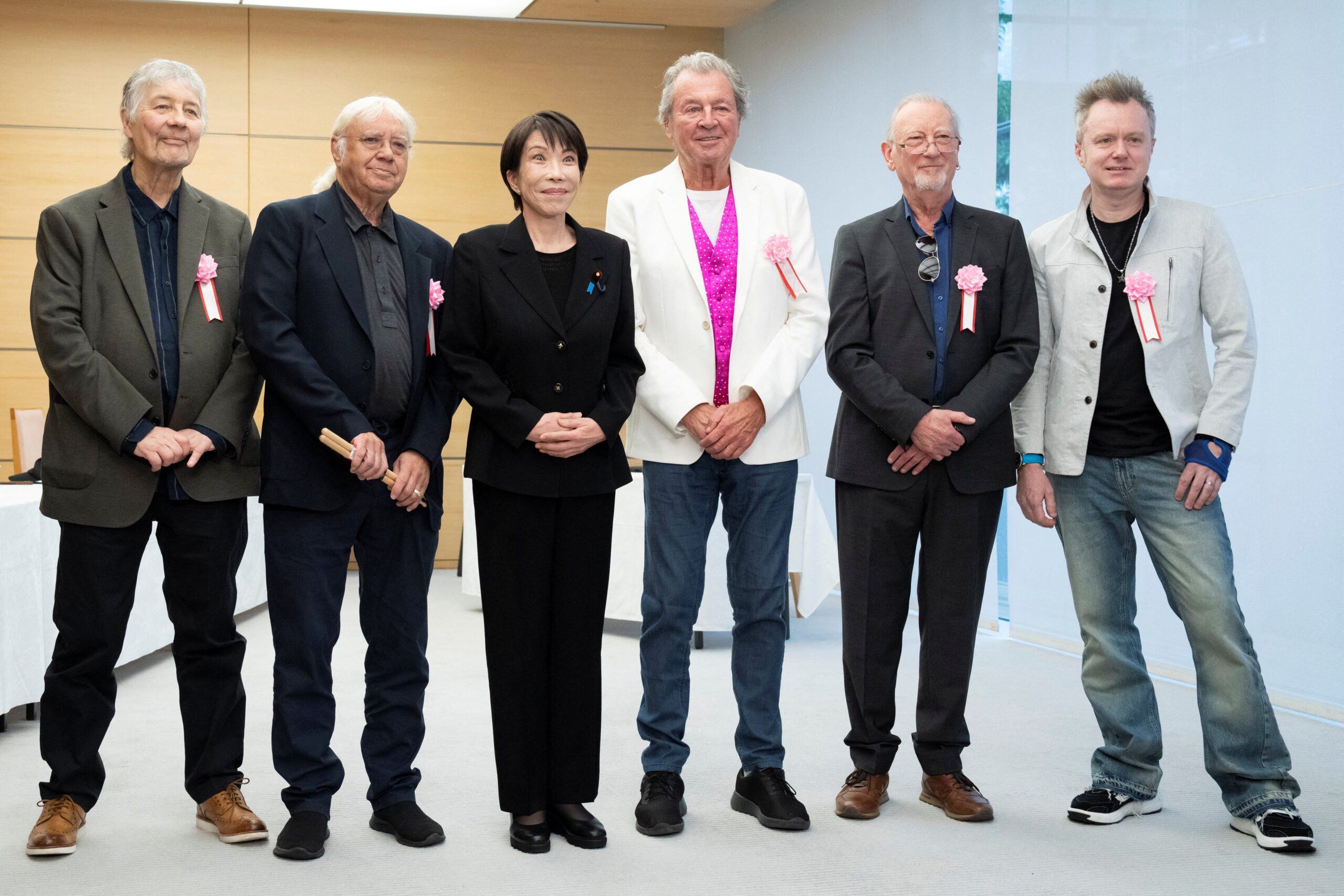 Primeira-ministra do Japão chama baterista do Deep Purple