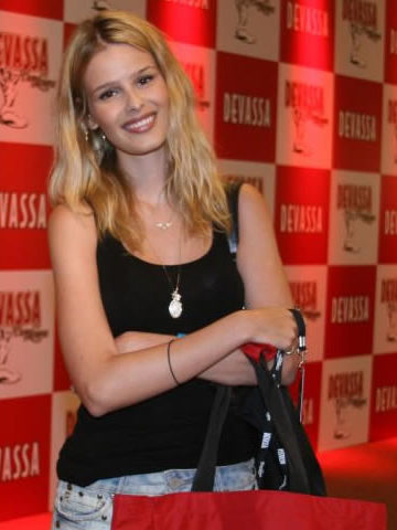 Yasmin Brunet em foto de acervo livre