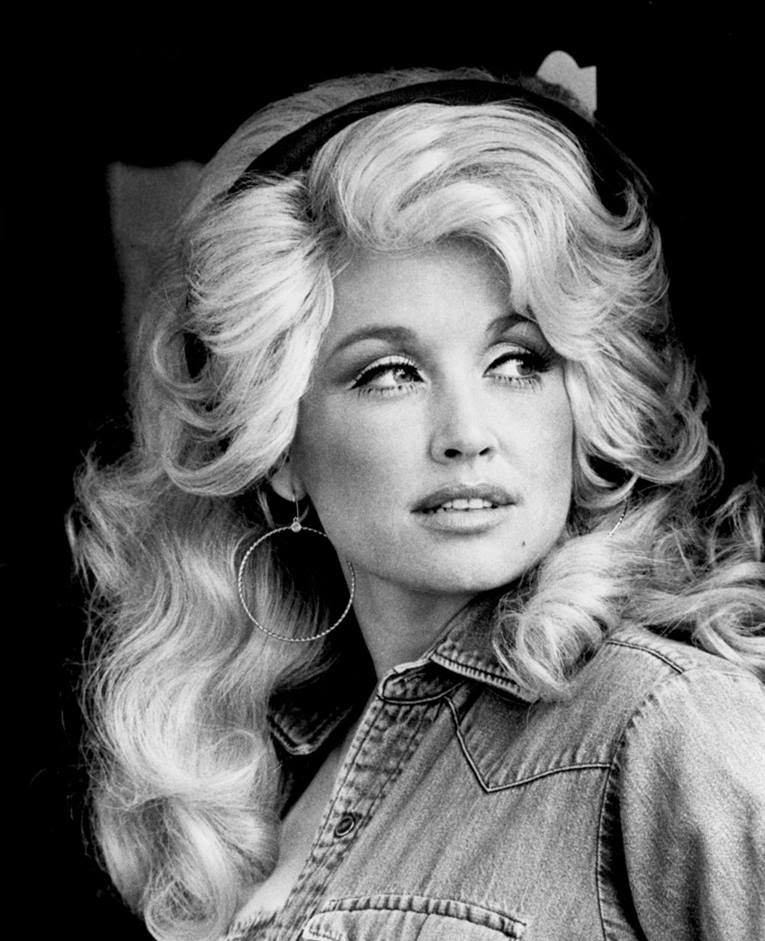 Dolly Parton em foto de acervo livre