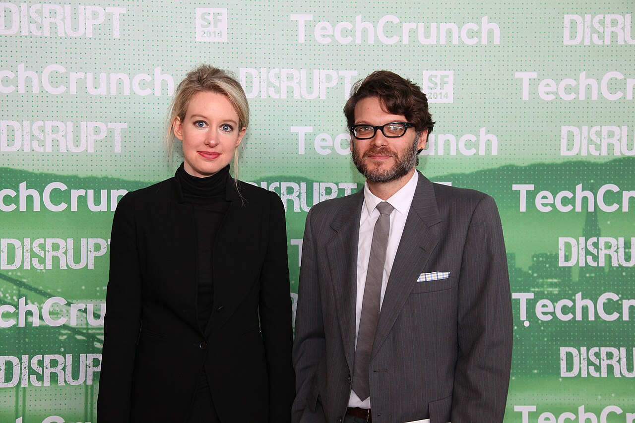 Elizabeth Holmes em foto de acervo livre