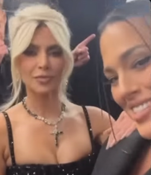 Kim Kardashian em foto de acervo livre