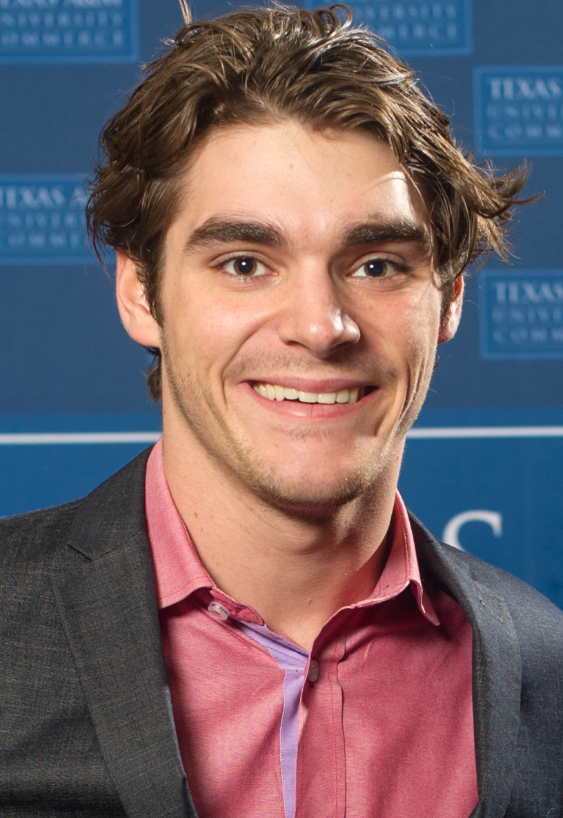 RJ Mitte em foto de acervo livre