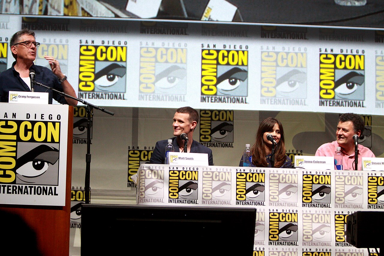 Steven Moffat em foto de acervo livre